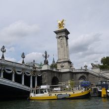 アレクサンドル3世橋の下をくぐります。