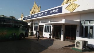 寺院の形をした空港ターミナル