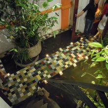 中庭に池があります