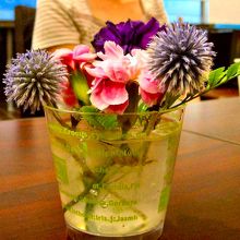 原信カフェの各テーブルにはこの様な花が毎日飾られる