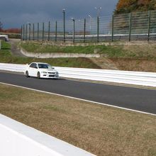 鈴鹿サーキットのバックストレートを走る私です。