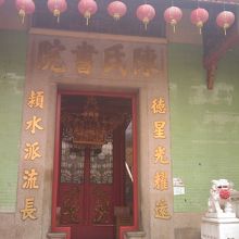 入口横には狛犬がいます