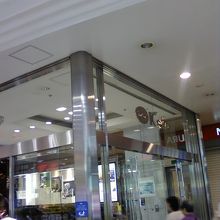 駅から店舗への入り口のひとつです。