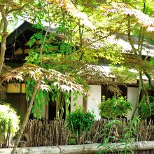 柴垣越しの母屋