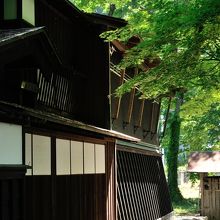 朝日に映える河原田家の蔵