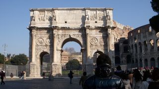 コロッセオの隣に