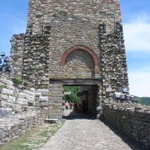 石畳の坂道を上って行きます