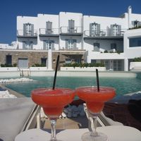 ホテル全景とプールです。プールサイドBarもGood!