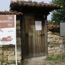 入り口の門です
