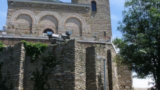 見晴らし最高の丘の上に建つ大主教区教会