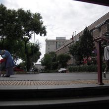 駅から出たところから見えるアクガンホテル