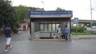 地下鉄とトラムの連絡が非常に悪い(駅が遠い)