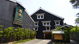 黒塗りの壁と格子の填った白い漆喰窓をもつ建物も必見