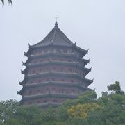 銭塘江の川岸に立つ古塔