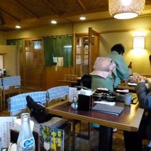賑やかな花見のシーズン真っ只中の落着いた京都の和食店 