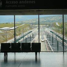 駅構内からの見たホームと列車