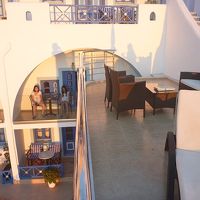 ロフト部分のテラスから夕陽を眺める子供達。ガーデンから撮影