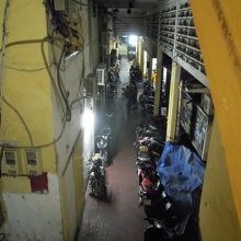 こんな所を通っていくと突然別世界