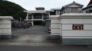 寺町のあるコンクリートの寺