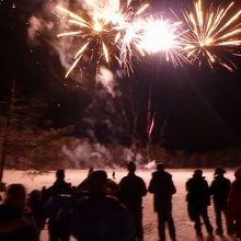 ｲﾅﾘ湖に舞う、新年を祝う花火です。