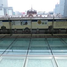 東京駅赤レンガ駅舎を望むテラス．