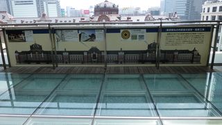 東京駅赤レンガ駅舎を正面に望む展望台あり