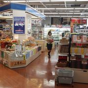 徳島空港の３階の土産物店