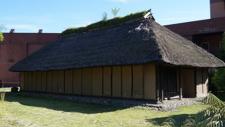 温泉街の中に移築された江戸時代の古農家の戸部家住宅は休館中