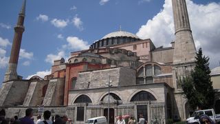 入口は混んでいなかったが、外から見ただけのアヤソフィア