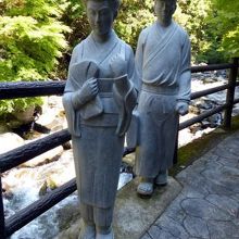 伊豆の踊り子と書生の像 