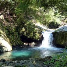 ヘビ滝　 幅２ｍ高さ３ｍの蛇のうろこに似た滝です