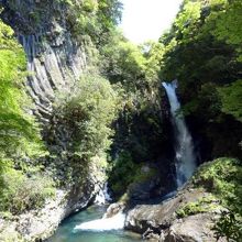 釜滝　 幅２ｍ高さ２２ｍの迫力満点の滝です