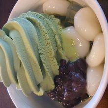 抹茶パフェ 白玉がとぅるんとぅるん！抹茶アイスも美味しいよ。