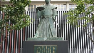 博多駅前にある母里太兵衛の黒田節の碑にご挨拶