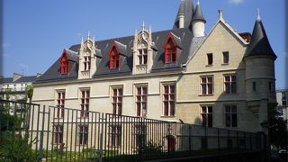 中世の面影を残す古い町並み、でも中身はパリの最新お洒落スポット！