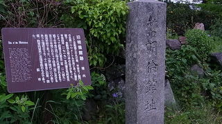 堀内地区を回っていると草むらにある