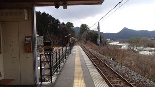 無人駅で、駅前や駅のホームにて記念撮影をされている方が多く居ます。