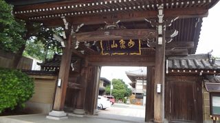 立派なお寺ですが、長い間工事中です。