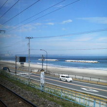 常磐線の車内からも水色の海面と砂浜がよく見えます。