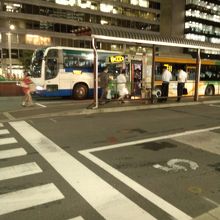 横断歩道を渡った右手が始発駅