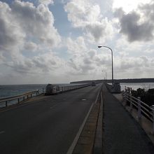 来間島大橋を渡ると行けます。