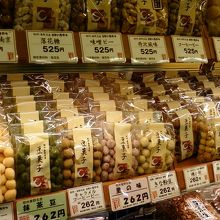 ずらっと並んだ豆菓子です。