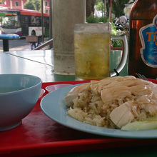 屋外席だと爽やかな風もあり美味しく頂けます。タイガービアも。