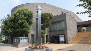 専属劇団・演劇学校を有する公共ホールです