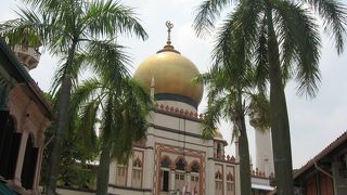 厳粛な雰囲気のモスク