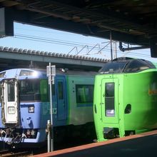 ホームに停車中。