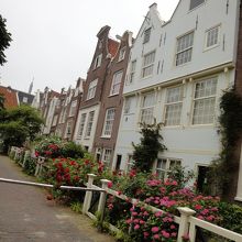 この仕切りから向こうへは入れません。