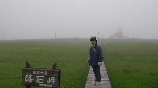 灯台は霧の中に霞んでいました