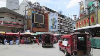 地元の人の生活を賄っている市場です