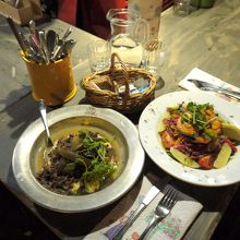 サーモン添えサラダ(右)とトナカイ肉の煮込み(左)